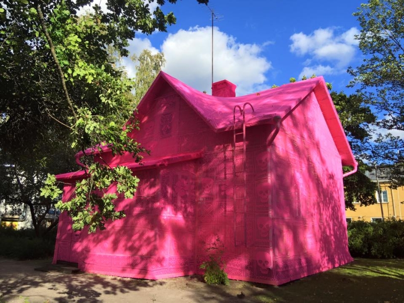 Knitted pink house in Finland is the work of skillful hands of a Polish designer