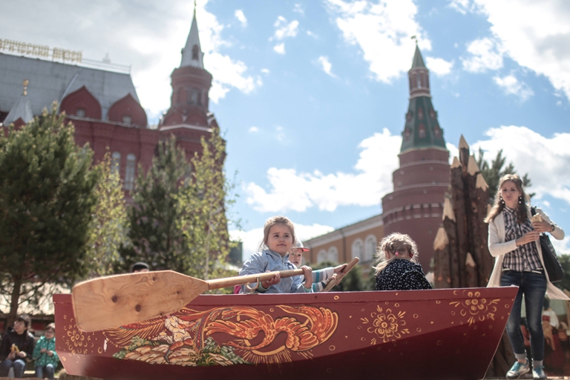 Know our people! Cool historical reconstruction in the center of Moscow