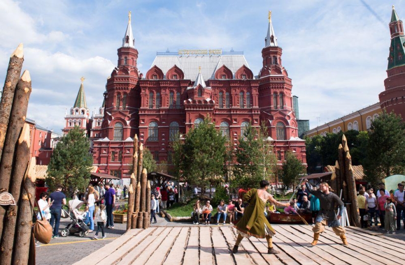 Know our people! Cool historical reconstruction in the center of Moscow