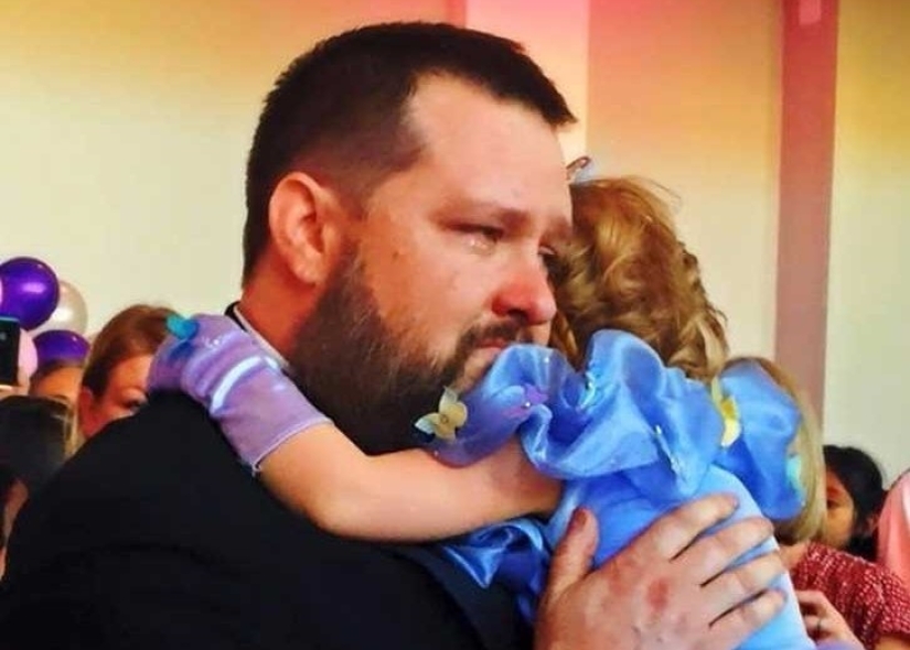 Knowing that this is her daughter's last birthday, her parents arranged a grand celebration for her Knowing that this is her daughter's last birthday, her parents arranged a grand celebration for her