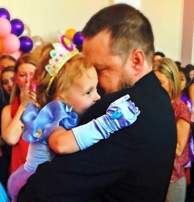 Knowing that this is her daughter's last birthday, her parents arranged a grand celebration for her Knowing that this is her daughter's last birthday, her parents arranged a grand celebration for her