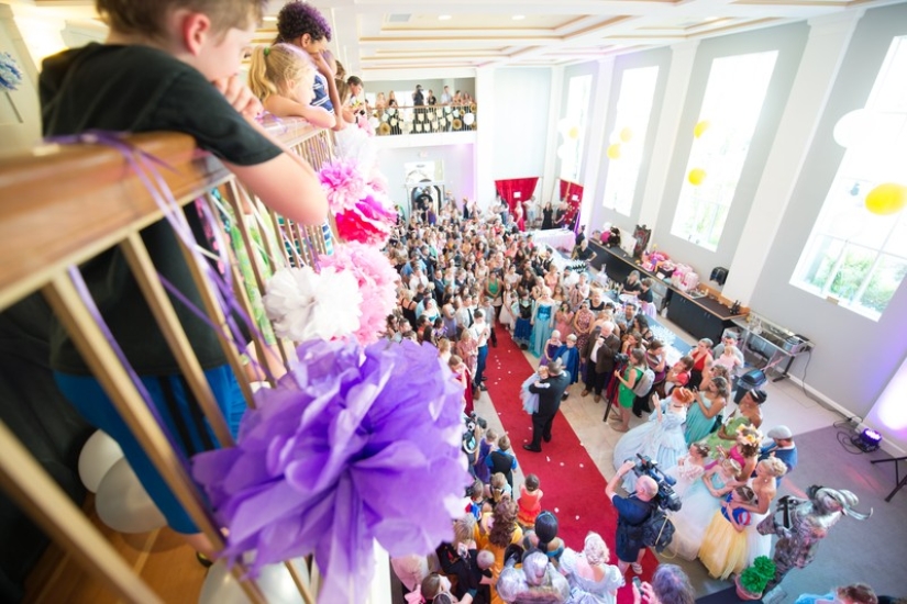Knowing that this is her daughter's last birthday, her parents arranged a grand celebration for her Knowing that this is her daughter's last birthday, her parents arranged a grand celebration for her