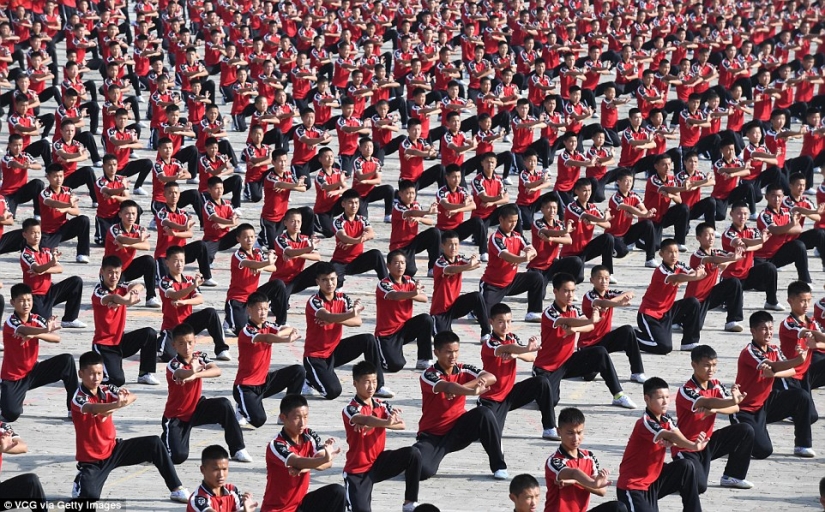 Kung Fu choir: 30 thousand students from all over the world showed a class in the Shaolin monastery