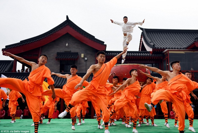 Kung Fu choir: 30 thousand students from all over the world showed a class in the Shaolin monastery