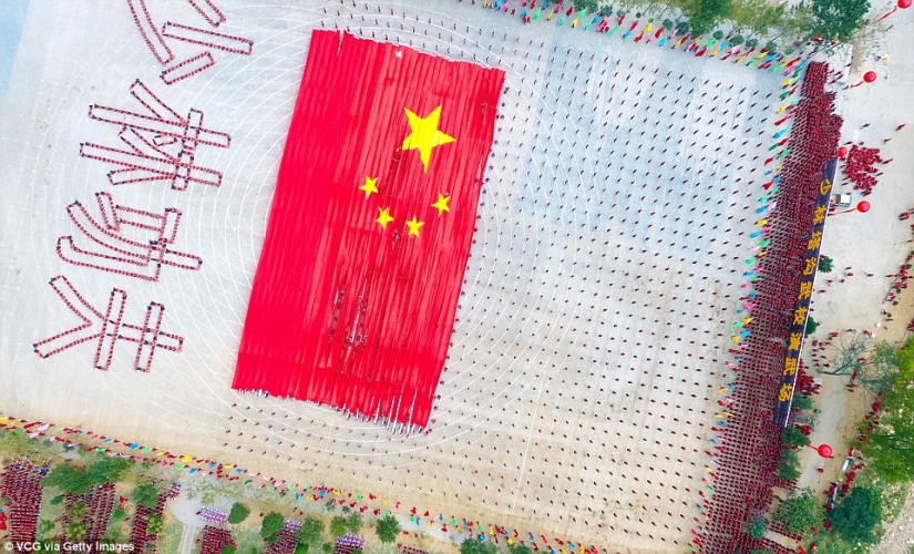 Kung Fu choir: 30 thousand students from all over the world showed a class in the Shaolin monastery