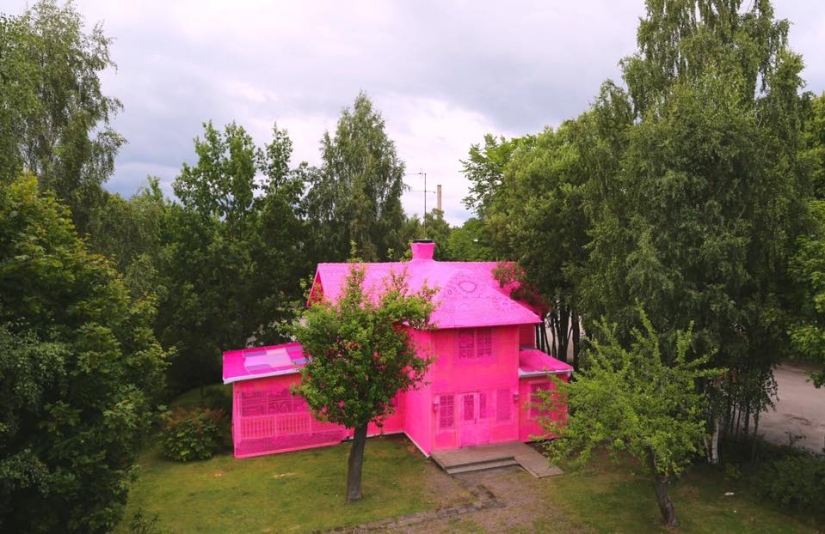 La casa rosada tejida en Finlandia es obra de hábiles manos de un diseñador polaco La casa rosada tejida en Finlandia es obra de hábiles manos de un diseñador polaco
