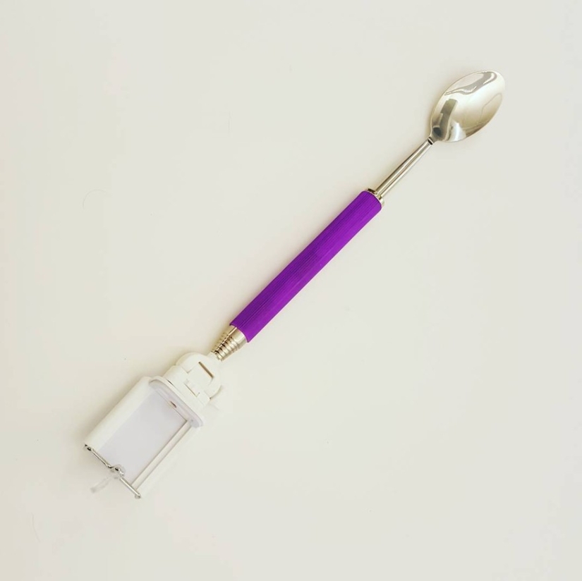 ¡La cuchara selfie te permite tomar fotos mientras comes! ¡La cuchara selfie te permite tomar fotos mientras comes!