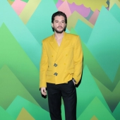 La estrella de "Game of Thrones" Kit Harington demuestra que una chaqueta sobre un cuerpo desnudo es una opción de ganar-ganar para la apariencia de un hombre. Bueno, de moda