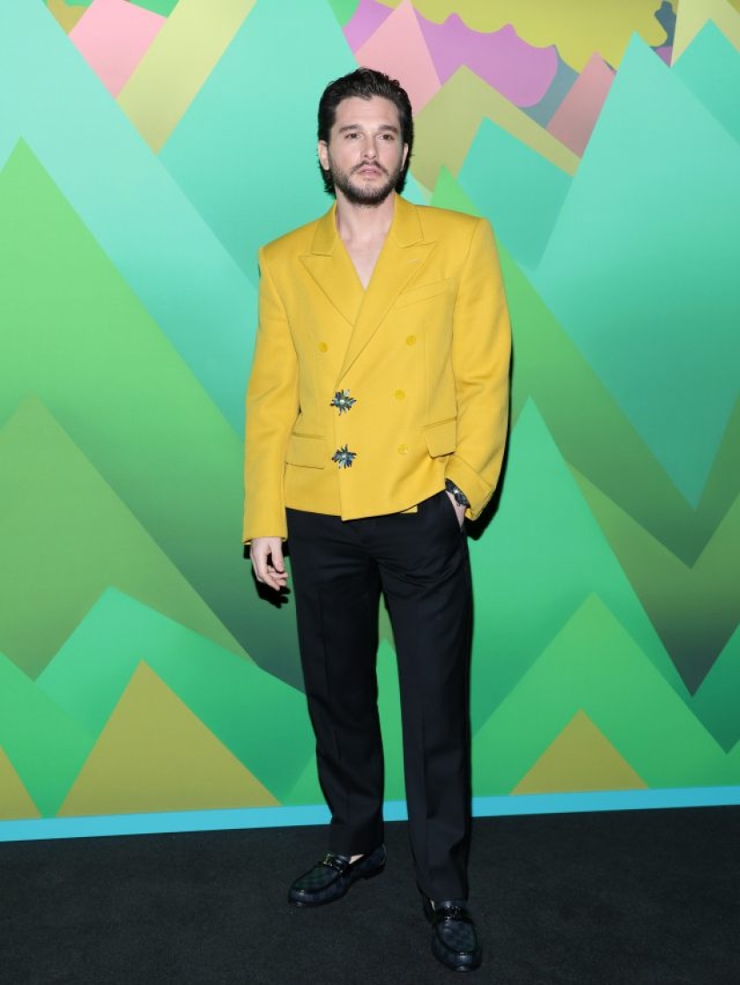 La estrella de "Game of Thrones" Kit Harington demuestra que una chaqueta sobre un cuerpo desnudo es una opción de ganar-ganar para la apariencia de un hombre. Bueno, de moda