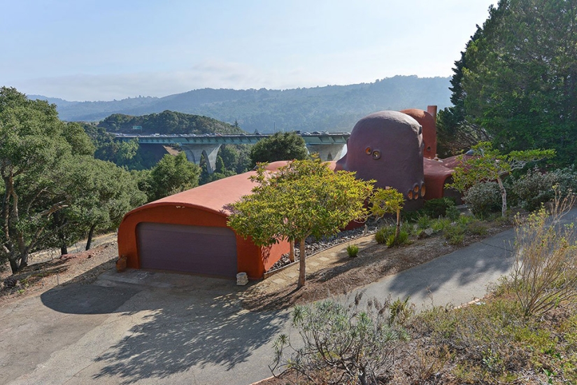 La Extraña Casa de los Picapiedra en California que Nadie Quiere Comprar