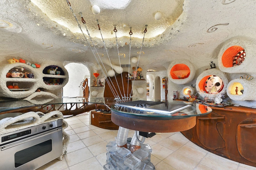 La Extraña Casa de los Picapiedra en California que Nadie Quiere Comprar