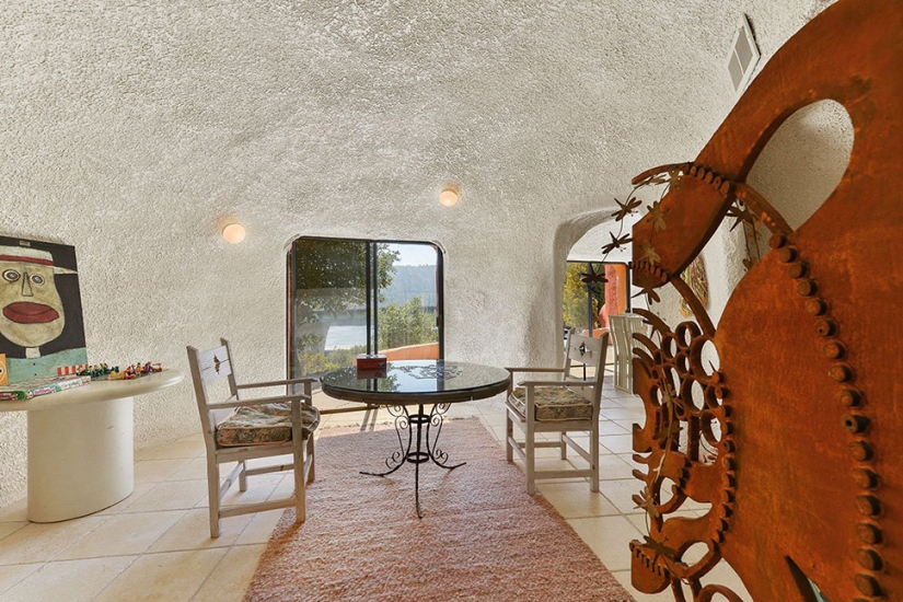 La Extraña Casa de los Picapiedra en California que Nadie Quiere Comprar