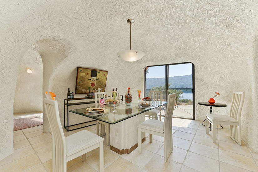 La Extraña Casa de los Picapiedra en California que Nadie Quiere Comprar