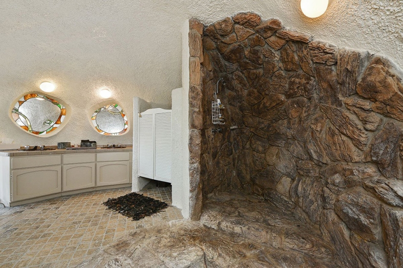 La Extraña Casa de los Picapiedra en California que Nadie Quiere Comprar