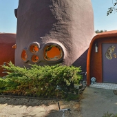 La Extraña Casa de los Picapiedra en California que Nadie Quiere Comprar