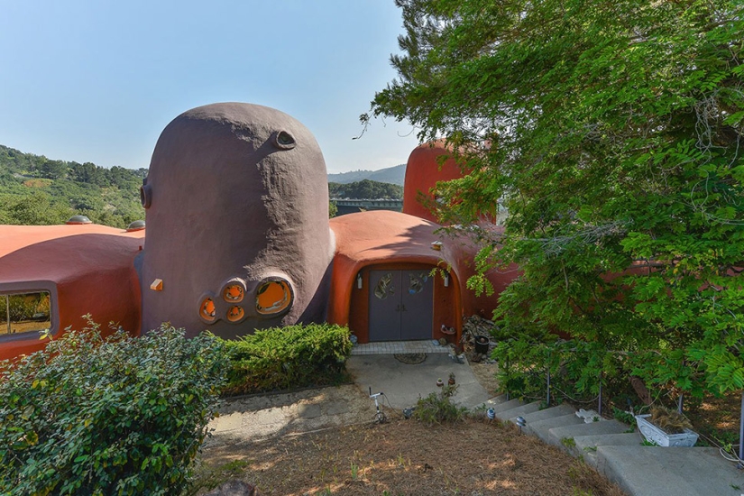 La Extraña Casa de los Picapiedra en California que Nadie Quiere Comprar