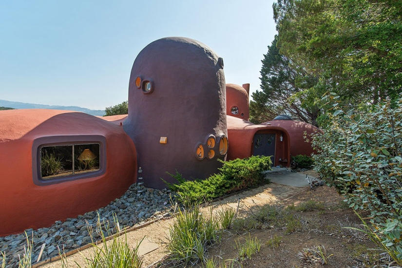 La Extraña Casa de los Picapiedra en California que Nadie Quiere Comprar