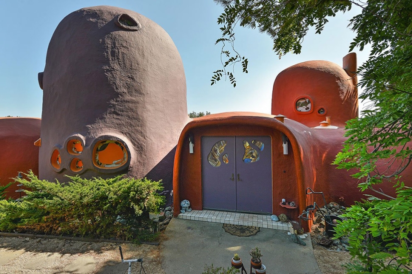 La Extraña Casa de los Picapiedra en California que Nadie Quiere Comprar