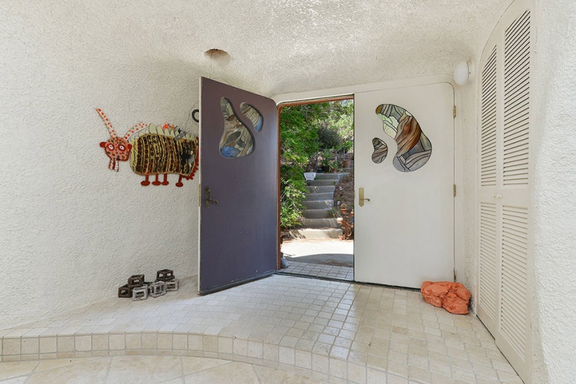La Extraña Casa de los Picapiedra en California que Nadie Quiere Comprar