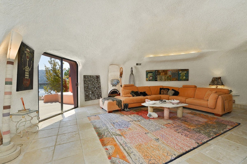 La Extraña Casa de los Picapiedra en California que Nadie Quiere Comprar
