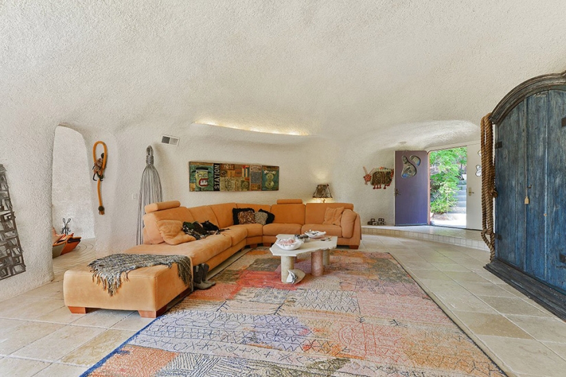 La Extraña Casa de los Picapiedra en California que Nadie Quiere Comprar
