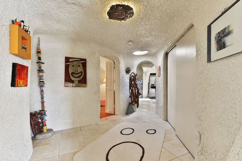 La Extraña Casa de los Picapiedra en California que Nadie Quiere Comprar