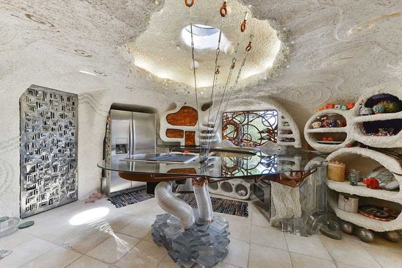 La Extraña Casa de los Picapiedra en California que Nadie Quiere Comprar