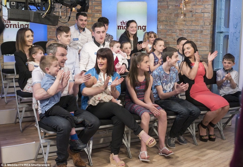 La familia más grande de Gran Bretaña celebra el nacimiento de su hijo número 19