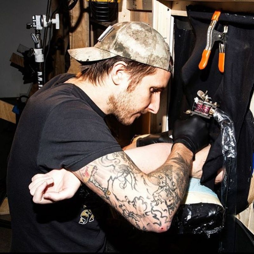 ¡La gente mete la mano en el agujero y el tatuador mete lo que quiere!