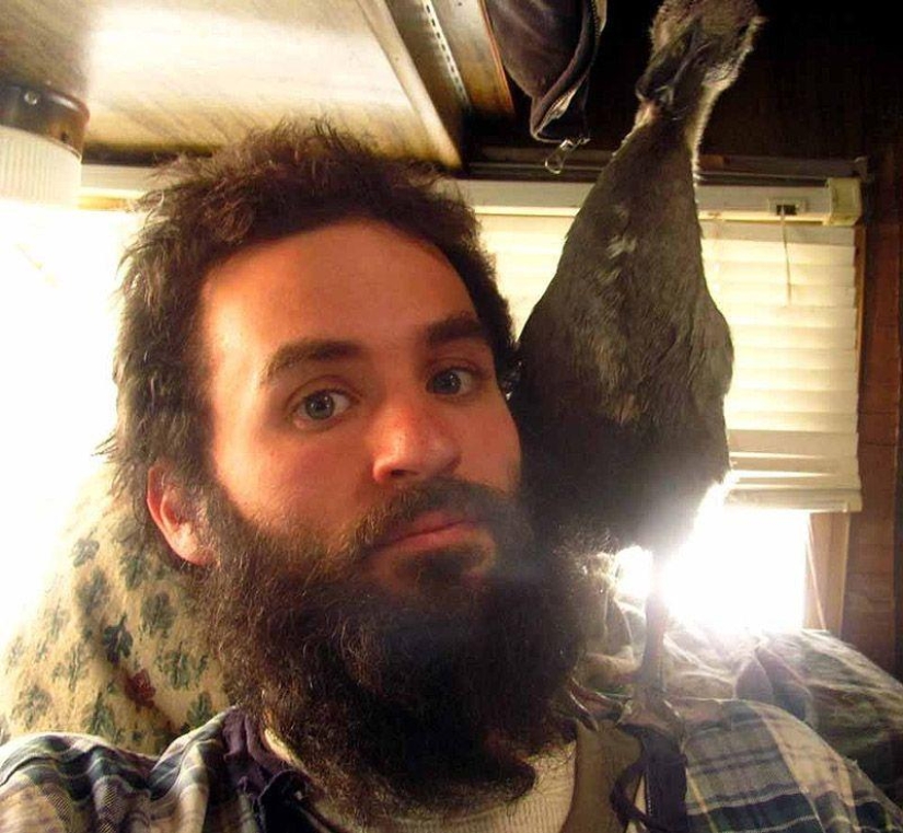 La increíble historia de salvar a un patito... en una barba
