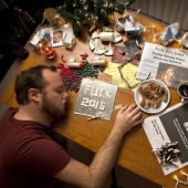 La madre le pidió a su hijo que dejara de beber y que él mismo hiciera tarjetas de Navidad, él obedeció