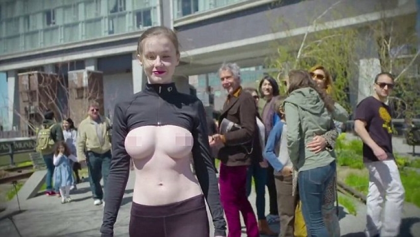 La modelo caminó por las calles de Nueva York en topless en apoyo al movimiento "Freedom to nipples" La modelo caminó por las calles de Nueva York en topless en apoyo al movimiento "Freedom to nipples"
