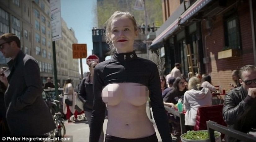 La modelo caminó por las calles de Nueva York en topless en apoyo al movimiento "Freedom to nipples" La modelo caminó por las calles de Nueva York en topless en apoyo al movimiento "Freedom to nipples"