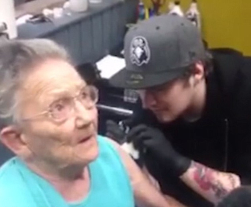 La mujer desaparecida de 79 años fue encontrada en el salón de tatuajes, ¡donde se hizo el primer tatuaje de su vida!