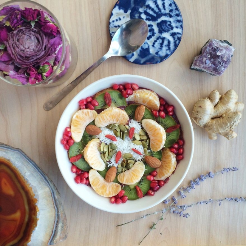 La niña crea verdaderas obras de arte con sus platos veganos