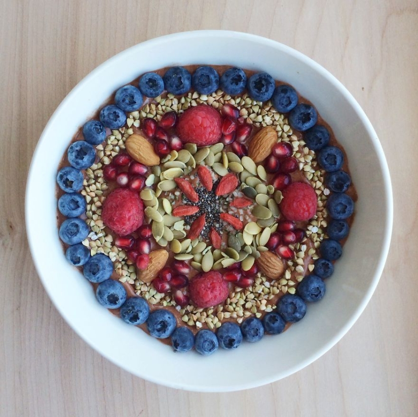 La niña crea verdaderas obras de arte con sus platos veganos