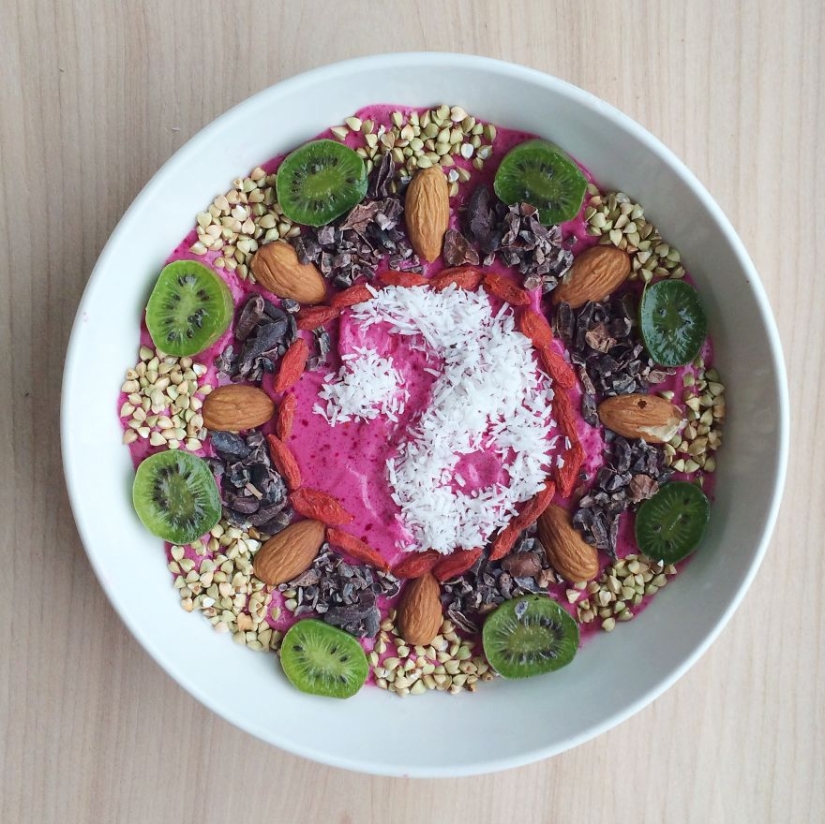 La niña crea verdaderas obras de arte con sus platos veganos