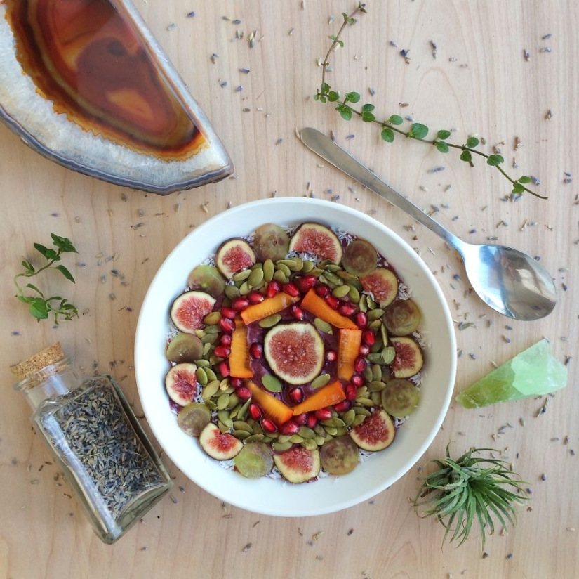 La niña crea verdaderas obras de arte con sus platos veganos