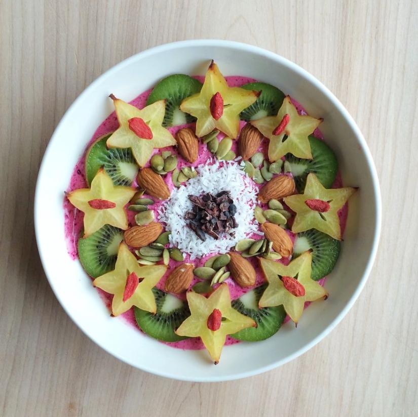 La niña crea verdaderas obras de arte con sus platos veganos