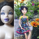 La niña dibuja caras realistas a muñecas viejas y crea personajes para ellas