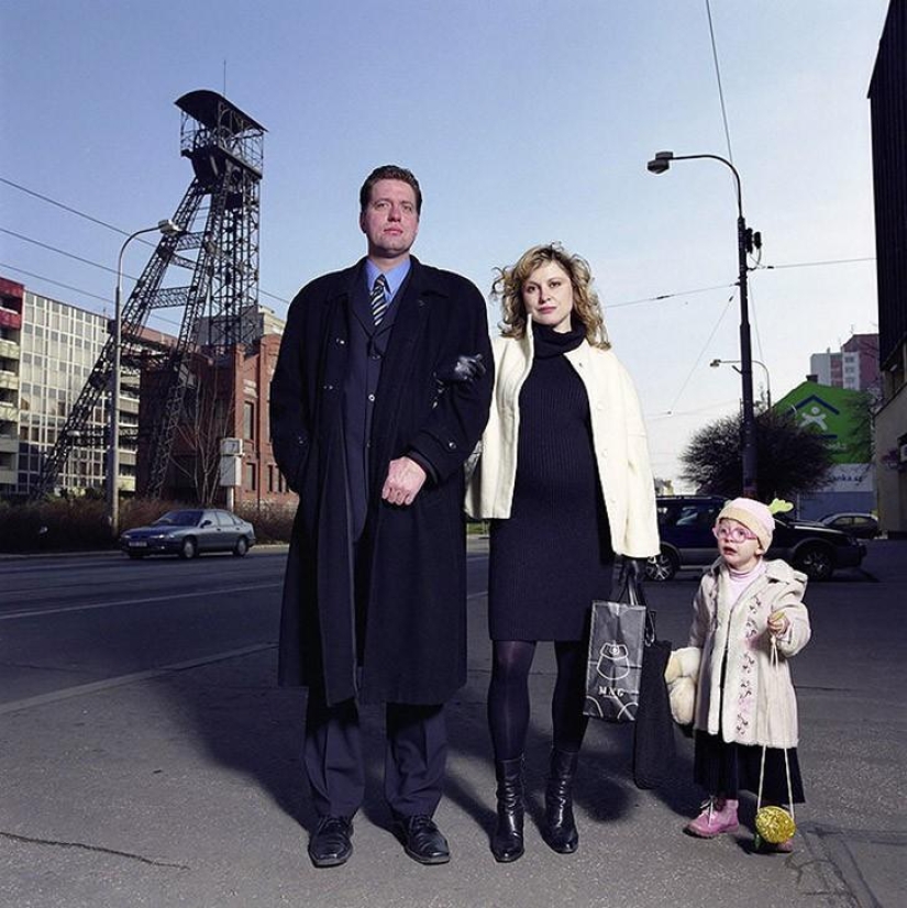La niña es fotografiada con hombres desconocidos bajo la apariencia de su esposa.