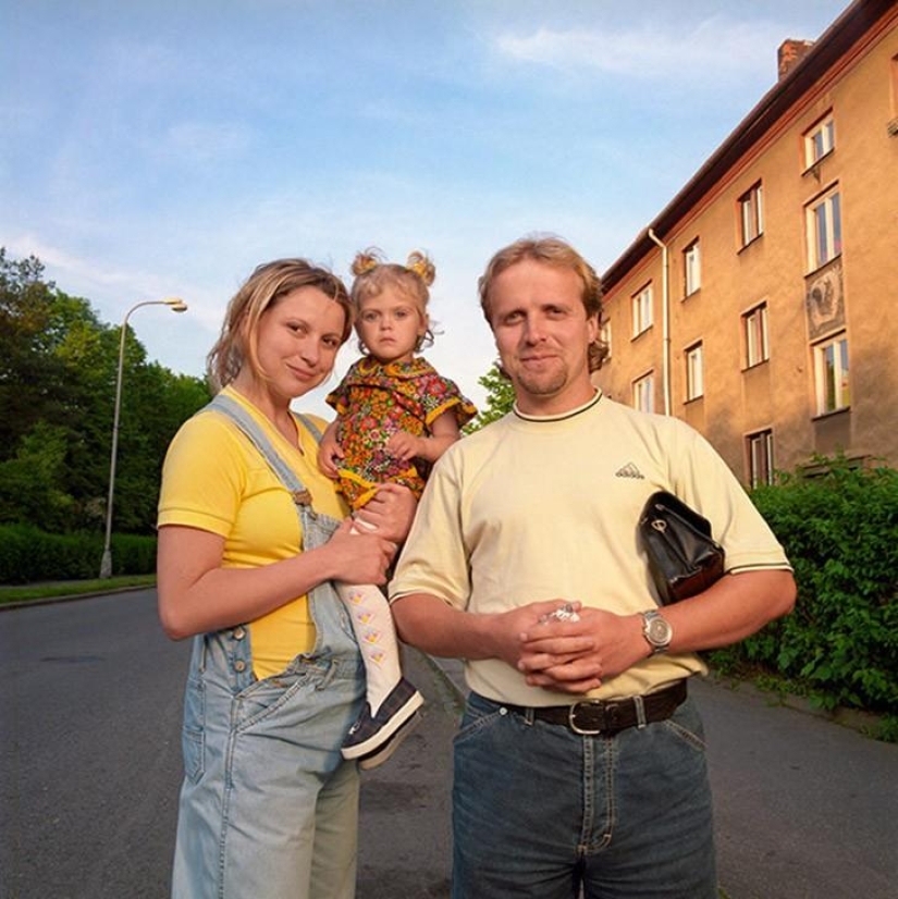 La niña es fotografiada con hombres desconocidos bajo la apariencia de su esposa.