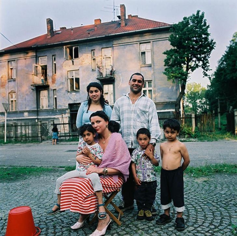La niña es fotografiada con hombres desconocidos bajo la apariencia de su esposa.