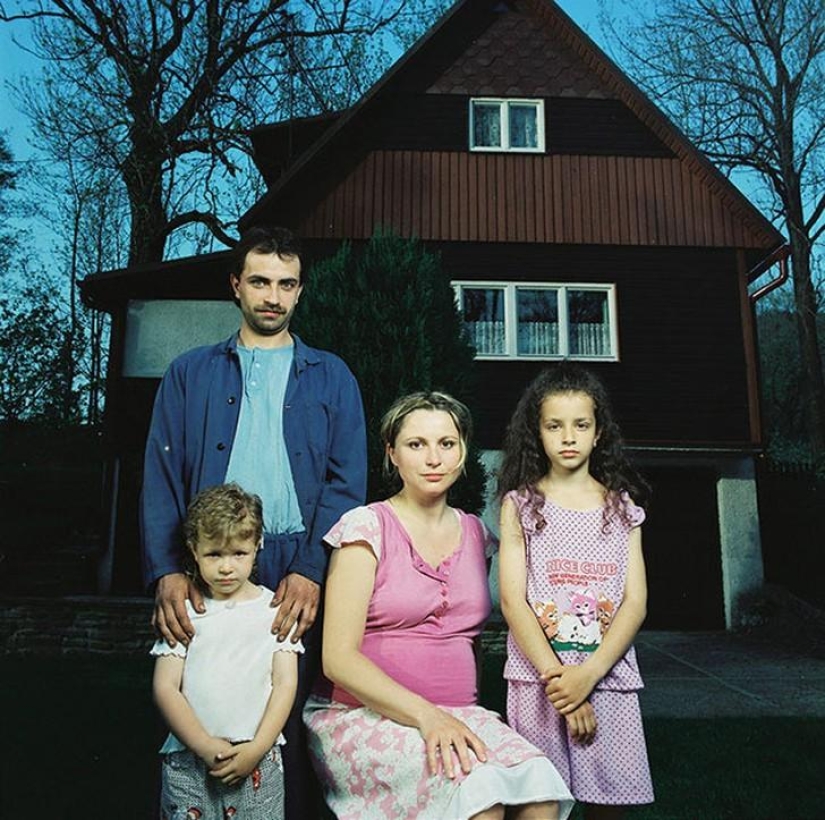 La niña es fotografiada con hombres desconocidos bajo la apariencia de su esposa.