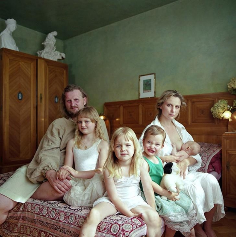 La niña es fotografiada con hombres desconocidos bajo la apariencia de su esposa.