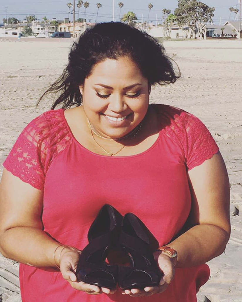 La niña hizo una sesión de fotos de compromiso con su oferta de un nuevo trabajo La niña hizo una sesión de fotos de compromiso con su oferta de un nuevo trabajo