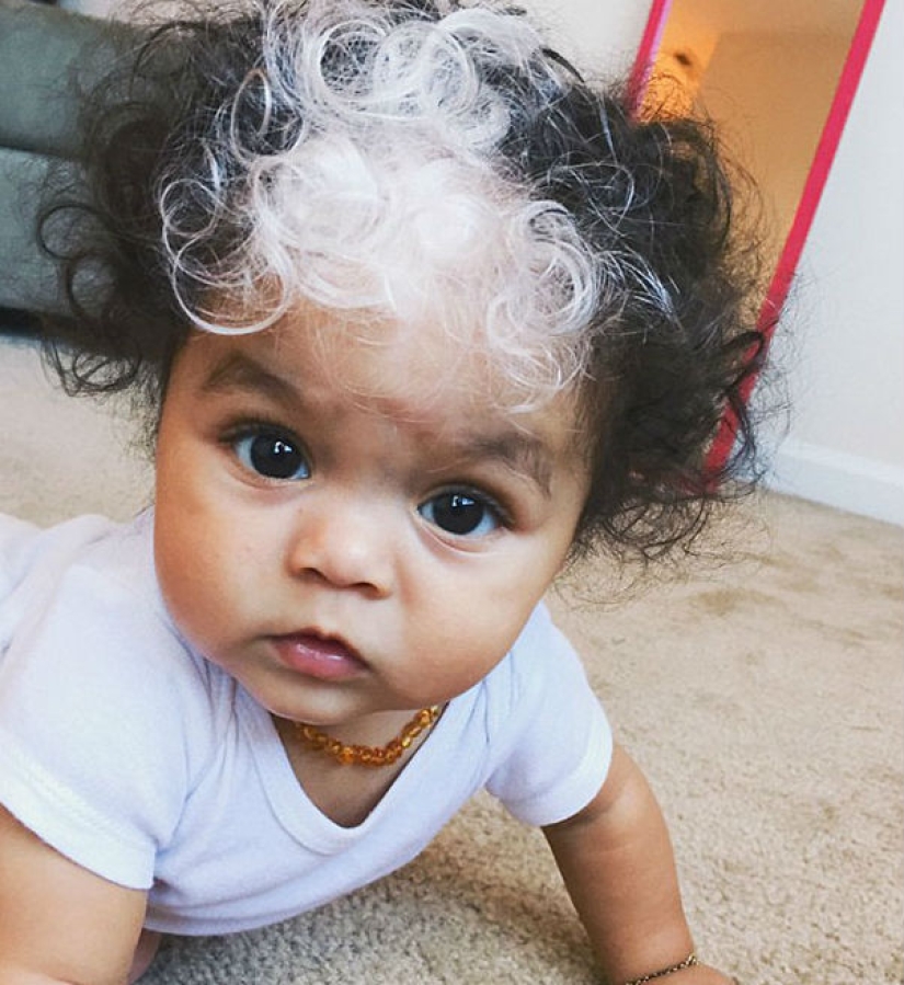 La niña nació con flequillo blanco, exactamente igual que su madre, abuela y bisabuela