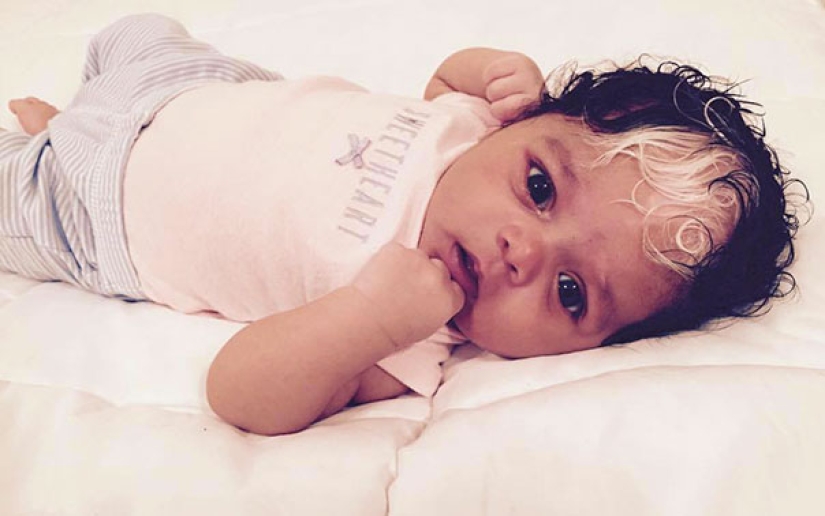 La niña nació con flequillo blanco, exactamente igual que su madre, abuela y bisabuela