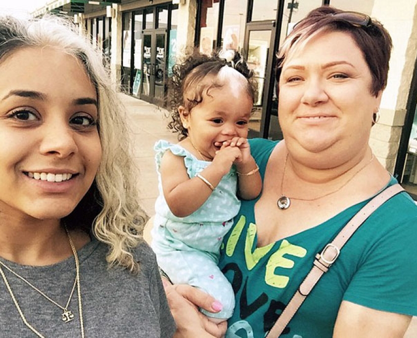 La niña nació con flequillo blanco, exactamente igual que su madre, abuela y bisabuela