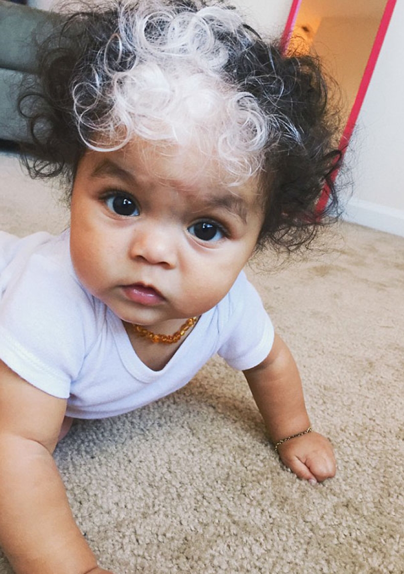 La niña nació con flequillo blanco, exactamente igual que su madre, abuela y bisabuela